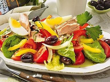 健康男士饮食中的均衡沙拉